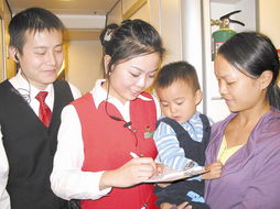 列車工作人員為旅客提供信息咨詢服務(wù)